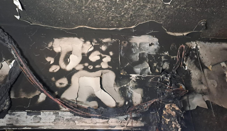 V brněnských Bohunicích v neděli vyhořel byt, hasiči evakuovali desítky lidí