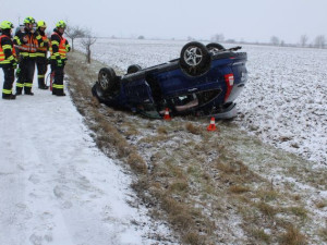 Osmnáctiletý řidič převrátil na Přerovsku auto se čtyřmi lidmi na střechu. Na sněhu jel rychle