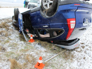 Osmnáctiletý řidič převrátil na Přerovsku auto se čtyřmi lidmi na střechu. Na sněhu jel rychle