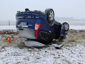 Osmnáctiletý řidič převrátil na Přerovsku auto se čtyřmi lidmi na střechu. Na sněhu jel rychle