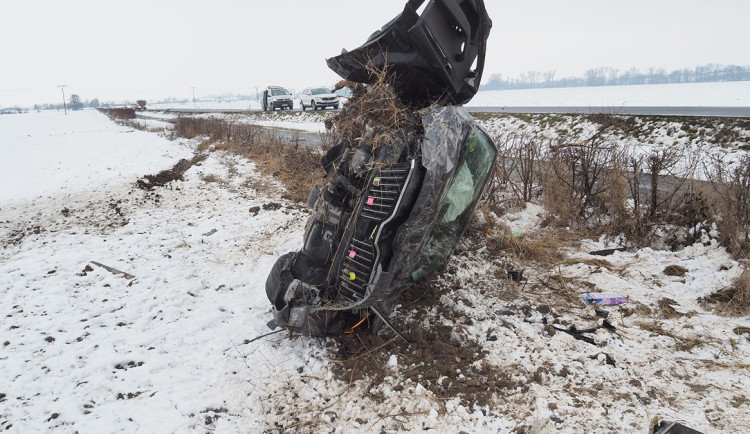 Nabourané vozidlo taxikářky, se kterým pachatel úmyslně narazil do dalšího auta
