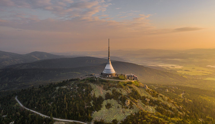 Zastupitelstvo Libereckého kraje dnes projedná koupi hotelu a vysílače Ještěd