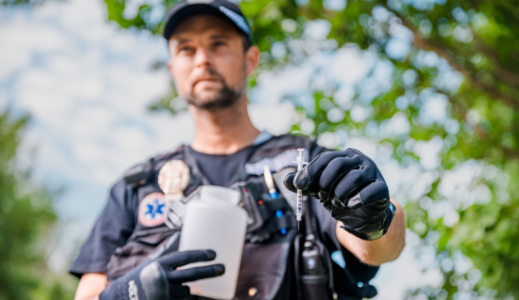 Hradečtí strážníci zbavují dětská hřiště i parky injekčních stříkaček