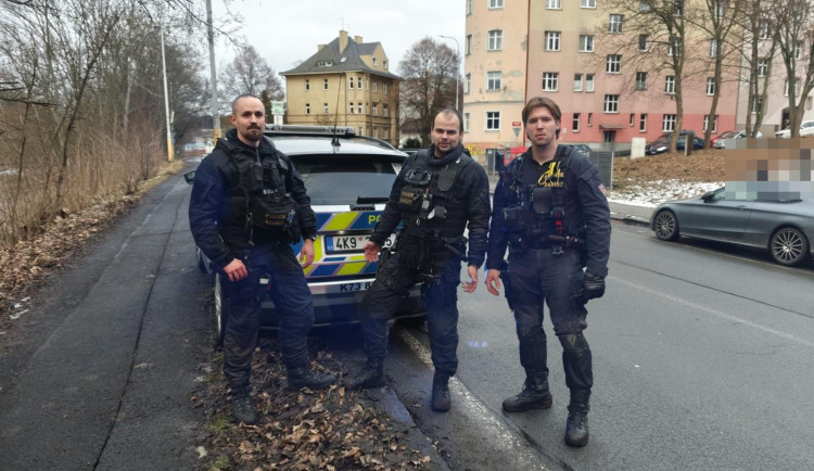 Policisté vytáhli tonoucího muže z Ohře. V ledové vodě pro něj skočili bez váhání
