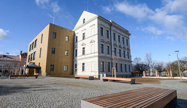 Ze zchátralé bývalé školy je po rekonstrukci sídlo vedení čtvrtého obvodu