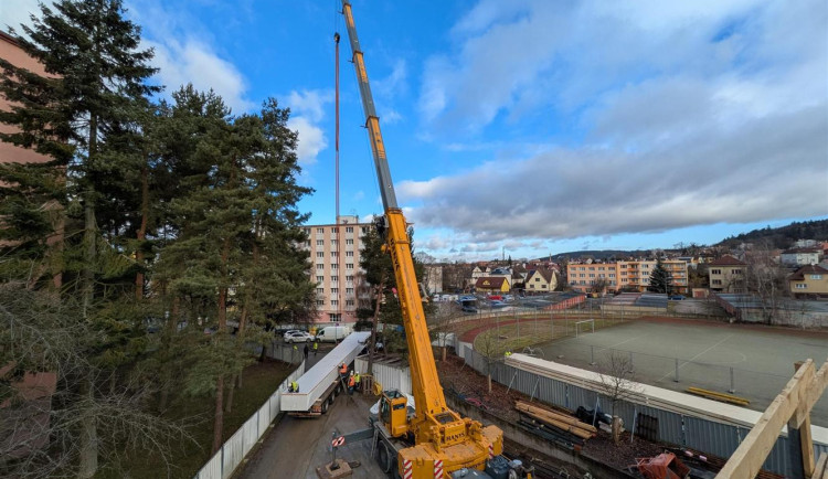 Z Vídně až do Písku. Dorazilo osm obřích vazníků na stavbu nového pavilonu