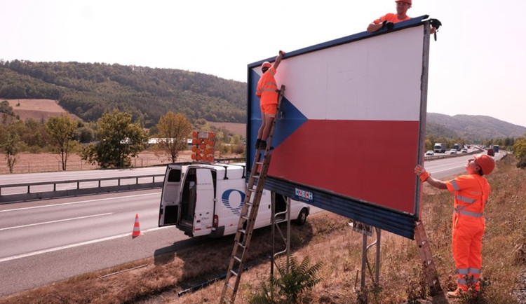 Podle odborníků hrozí, že se silnice opět zaplní agresivní reklamou