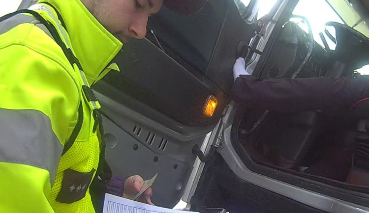 Kvůli statisícovému dluhu zastavili celníci kamion. Odjet mohl až po zaplacení