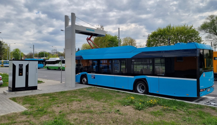 Elektrobus v Ostravě na dobíjecí stanici - ilustrační foto