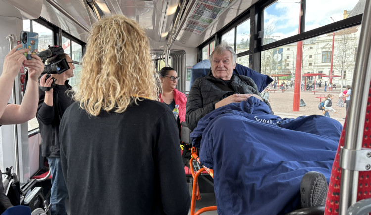 Projet milované Brno šalinou. Nemocný Ladislav s manželkou dostali vlastní vůz