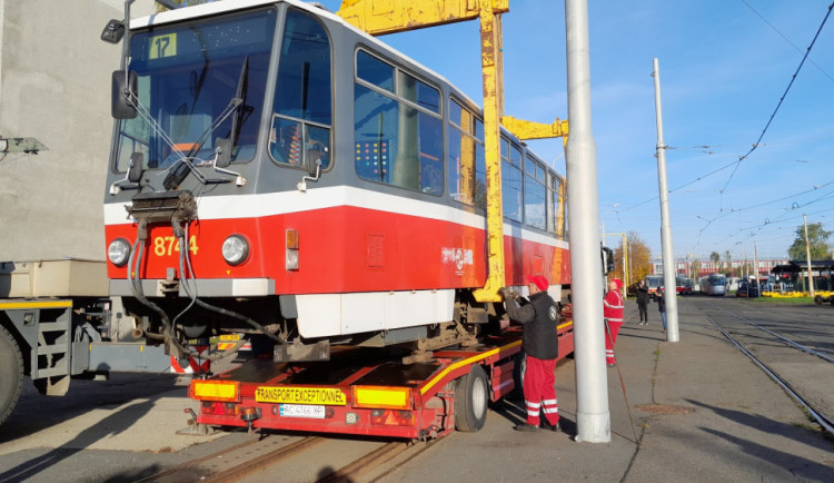 České tramvaje a autobusy pomáhají na Ukrajině. Největší podíl má Praha