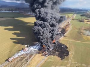 FOTO, VIDEO: Peklo v Hustopečích. Před rokem havaroval vlak s benzenem, jak to vypadalo?