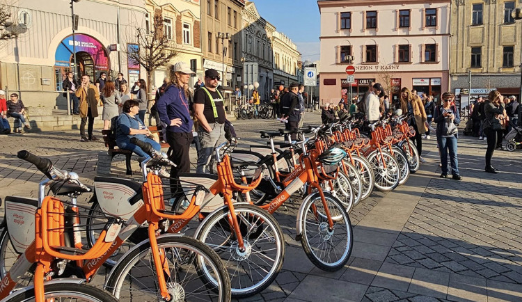 Sdílená kola zpátky v Přerovských ulicích. Prvních 15 minut jízdy je zdarma