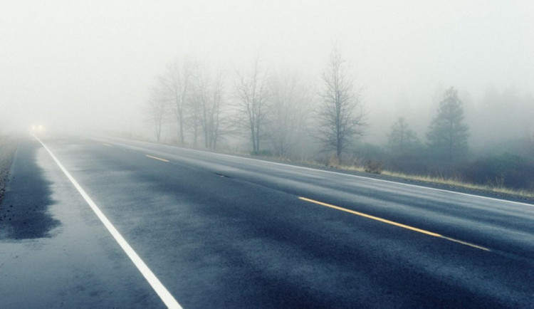 Řidiči zapomínají vypnout ve městě nebo v koloně mlhovky, riskují pokutu pět tisíc korun