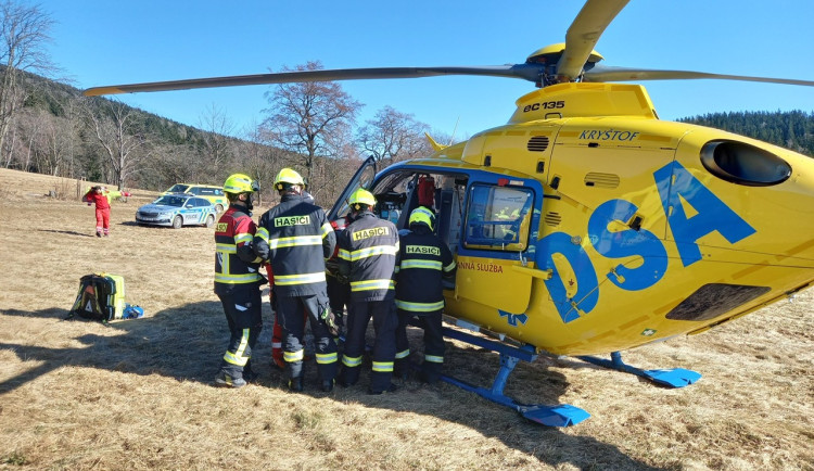 Paraglidistka spadla pod Černou horou, letěl pro ni vrtulník