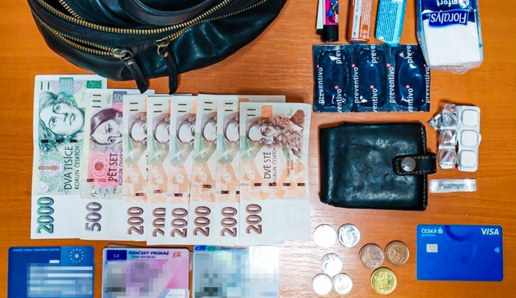 Školák našel na kolejích nenápadnou ledvinku. Skrývala víc, než by kdo čekal