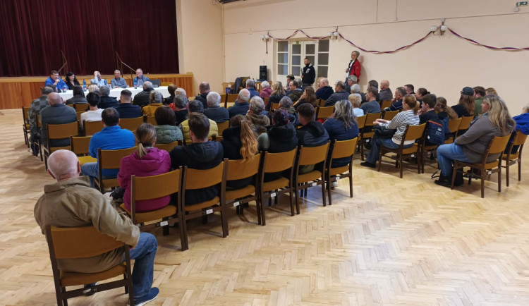 Je to jako výstřely z děla, Dluhonice zuří kvůli hluku z nové dálnice D1. Chceme okamžité řešení