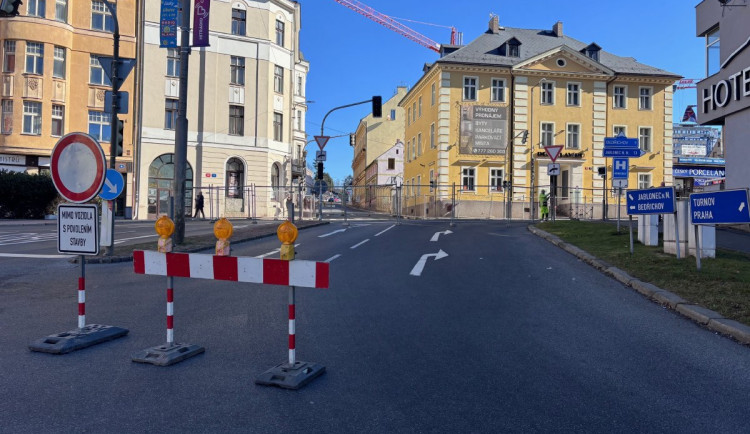 Výjezd z Šaldova náměstí do Husovy ulice v Liberci zůstane uzavřený měsíc