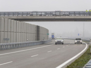 D1 je příliš hlučná, zlobí se lidé z okolí nové dálnice u Přerova. Silničáři provedou měření