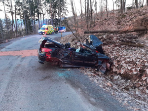 Tvrdý náraz do stromů na Šumpersku. Mladá řidička dostala smyk na štěrku