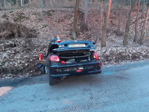 Tvrdý náraz do stromů na Šumpersku. Mladá řidička dostala smyk na štěrku