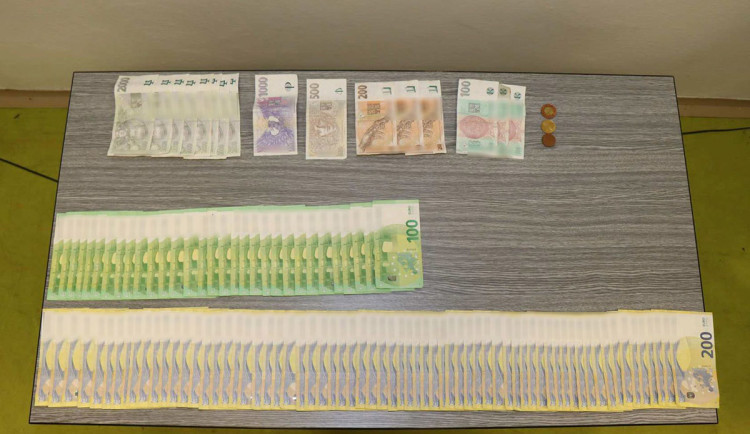 Peníze, které našli kriminalisté u zadrženého muže