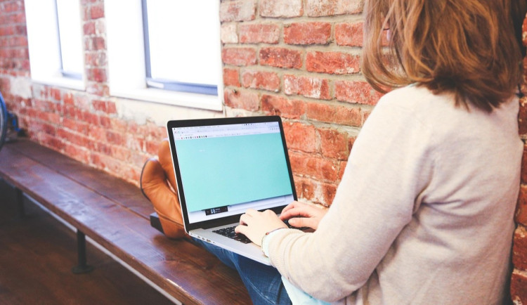 Kolik dnes stojí studentský život v Olomouci? Zmapovali jsme koleje, nájmy i brigády