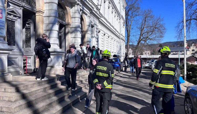 Anonym ohlásil bomby v libereckých školách, hrozí mu pět let vězení