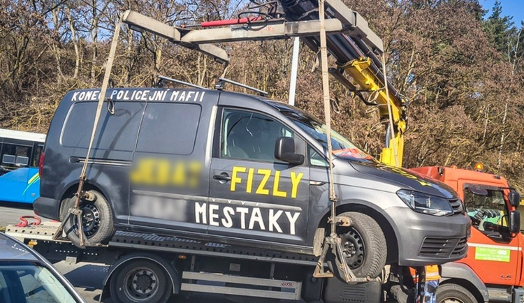 Další provokace známého potížisty, který válčí s policií. Tentokrát se přepočítal