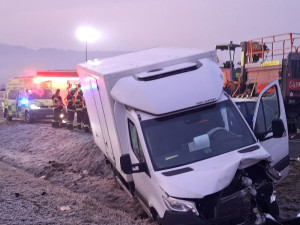 Smrtelná nehoda na Šumpersku. Muže smetlo odstavené auto po nárazu dodávky