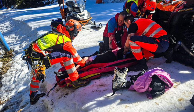 Zásah záchranářů u ženy se zlomeninou stehenní kosti na severu Olomouckého kraje