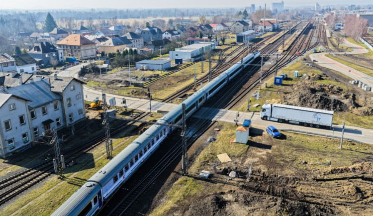 Konec přejezdu smrti na koridoru ve Studénce. Vlaky pojedou bez výraznějších omezení