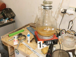 Muž napadl manželu. Přijeli policisté a v garáži na Litovelsku objevili varnu pervitinu