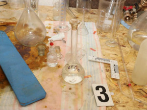 Muž napadl manželu. Přijeli policisté a v garáži na Litovelsku objevili varnu pervitinu