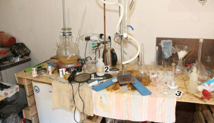 Muž napadl manželu. Přijeli policisté a v garáži na Litovelsku objevili varnu pervitinu