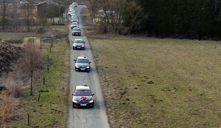 VIDEO: Vlna podpory pro děti zavražděné taxikářky. Do sbírky se zapojilo přes tisíc dárců
