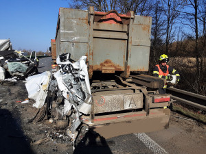 Hrozivá nehoda na D35 u Litovle. Vytížená dálnice je uzavřená