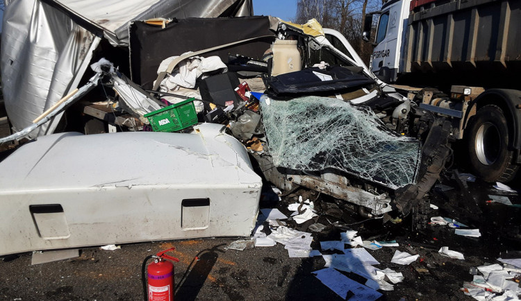 Hrozivá nehoda na D35 u Litovle. Vytížená dálnice je uzavřená