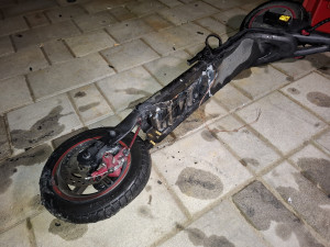 Dva noční požáry zaměstnaly hasiče. Jeden způsobila elektrokoloběžka