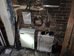 Dva noční požáry zaměstnaly hasiče. Jeden způsobila elektrokoloběžka