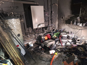 Dva noční požáry zaměstnaly hasiče. Jeden způsobila elektrokoloběžka