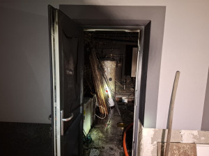 Dva noční požáry zaměstnaly hasiče. Jeden způsobila elektrokoloběžka