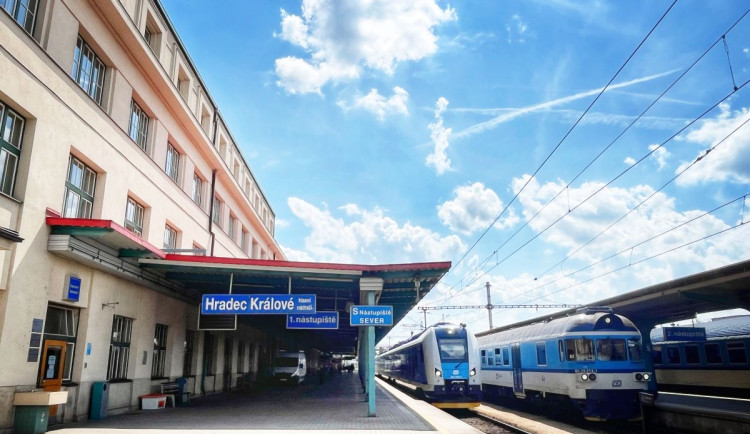 Vlaky z Hradce do Prahy přibrzdí od zítřka výluka. Část spojů nahradí autobusy