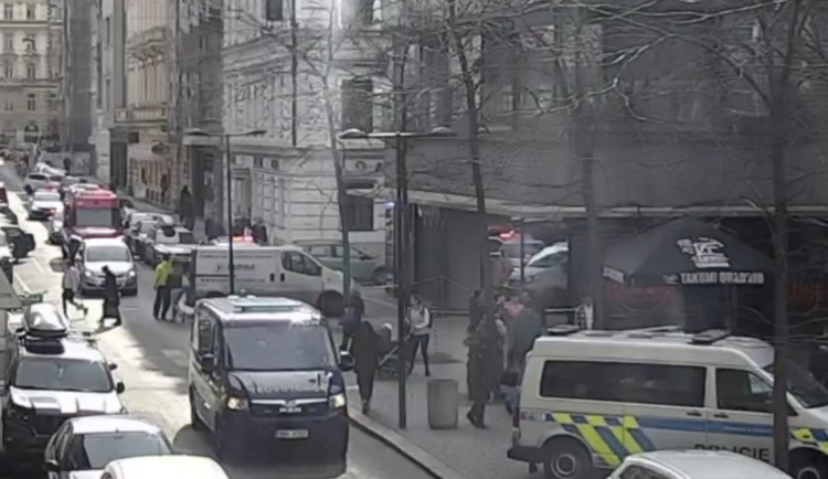 V rekonstruované budově v centru Prahy byl cítit plyn, zasahovali hasiči i policie