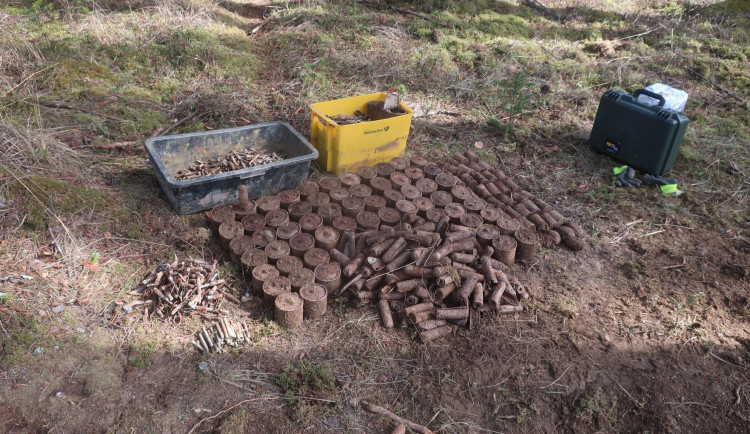 U Albrechtic našli stovky granátů. Pyrotechnici museli část arzenálu odpálit na místě