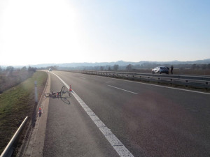 Senior na kole vjel před auto na čtyřproudém tahu u Postřelmova, letěl pro něj vrtulník