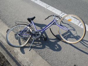 Přejet čtyřpruh na kole senior u Postřelmova nestihl. Po střetu pro něj letěl vrtulník