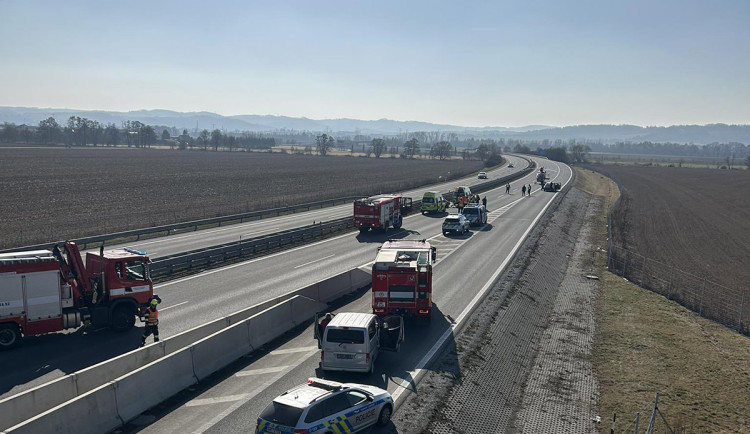 Přejet čtyřpruh na kole senior u Postřelmova nestihl. Po střetu pro něj letěl vrtulník