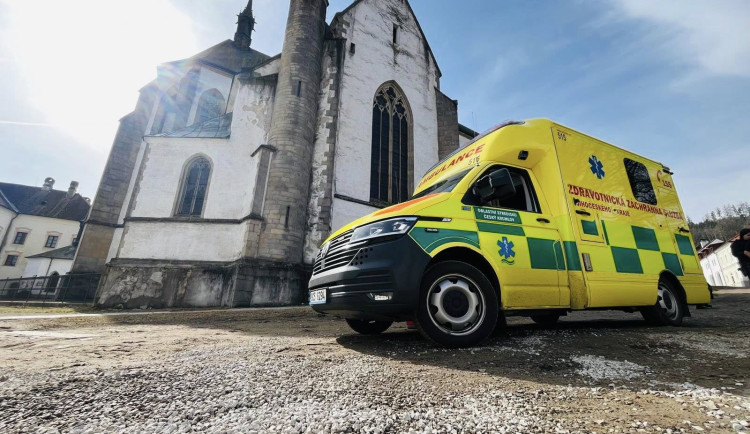 Muž se zranil při pádu z výšky v areálu Vyšebrodského kláštera, letěl pro něj vrtulník