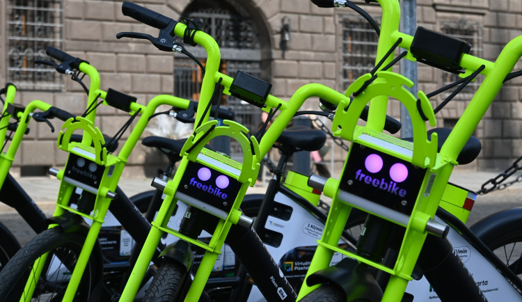 Po metropoli se brzy rozjede 300 sdílených elektrokol, zlodějům by měly odolat